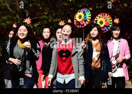 Jinan, Chine, la province de Shandong. 27 Oct, 2015. Les touristes à pied dans la vallée Rouge, un endroit pittoresque dans la région de Jinan, capitale de la Chine de l'est la province du Shandong, le 27 octobre 2015. Credit : Guo Xulei/Xinhua/Alamy Live News Banque D'Images