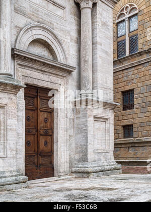 L'Europe, Italie, Toscane, Pienza. L'une des portes d'entrée de la cathédrale de Santa Maria Assunta à la place principale de Pienza, Piazza Pio II. Banque D'Images