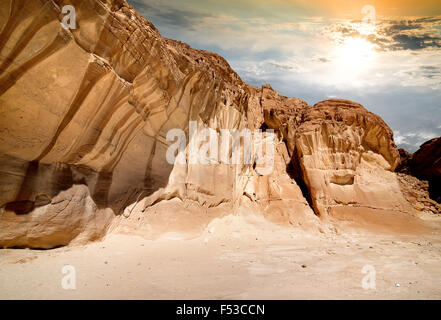 Montagnes de canyon dans le Sinaï au lever du soleil Banque D'Images