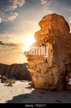 Des roches dans le Sinaï de canyon au coucher du soleil Banque D'Images