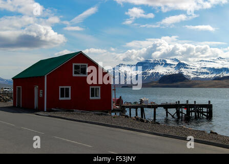 Maison de pêcheur traditionnel le long de la côte Est de l'Islande Eskifjörður Banque D'Images