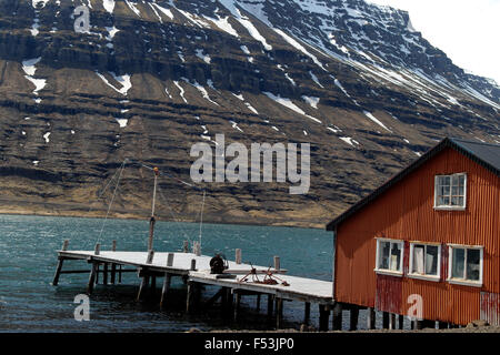 Maison de pêcheur traditionnel le long de la côte Est de l'Islande Eskifjörður Banque D'Images