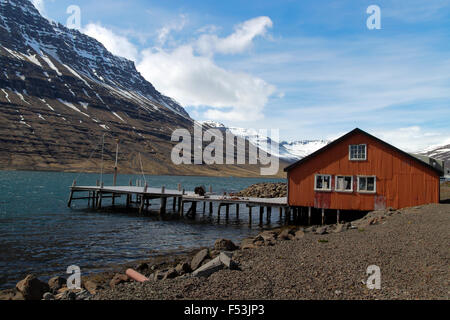 Maison de pêcheur traditionnel le long de la côte Est de l'Islande Eskifjörður Banque D'Images