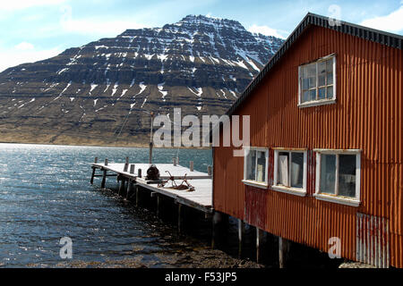 Maison de pêcheur traditionnel le long de la côte Est de l'Islande Eskifjörður Banque D'Images