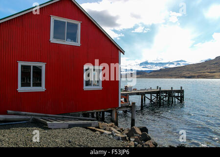 Maison de pêcheur traditionnel le long de la côte Est de l'Islande Eskifjörður Banque D'Images