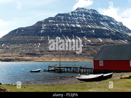 Maison de pêcheur traditionnel le long de la côte Est de l'Islande Eskifjörður Banque D'Images