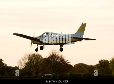 Piper PA-28 Cherokee Warrior à Wellesbourne Airfield, UK (G-CDDG) Banque D'Images