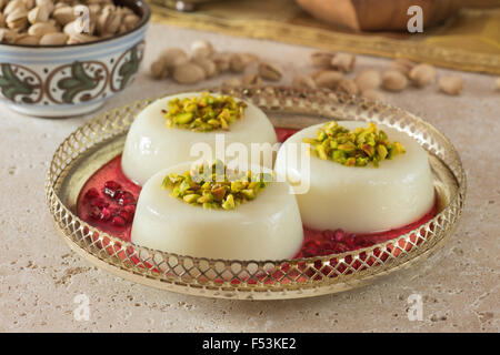 Mouhalabieh. Dessert lait libanais. L'alimentation du Liban Banque D'Images