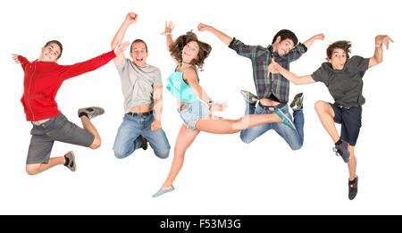 Groupe d'adolescents heureux isolé de saut en blanc Banque D'Images