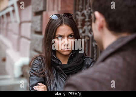 Young couple having an argument extérieur Banque D'Images