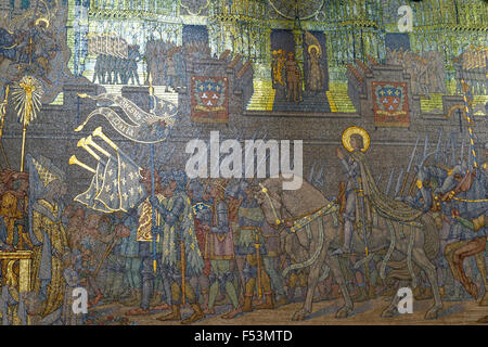 Basilique Notre-Dame de Fourvière, mosaïque de Jeanne d'Arc qui arrivent à Orléans, Lyon, Rhône, France, Site du patrimoine mondial de l'UNESCO Banque D'Images