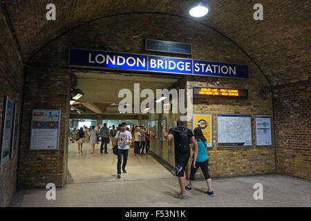 Entrée de la station de métro London Bridge Banque D'Images