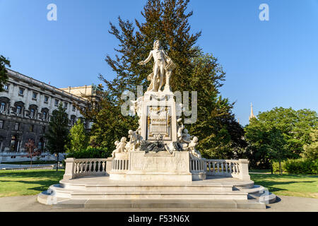 Créé en 1896 Wolfgang Amadeus Mozart statue est située dans le Burggarten à Vienne Banque D'Images