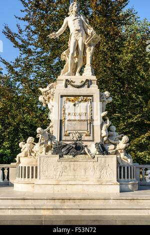 Créé en 1896 Wolfgang Amadeus Mozart statue est située dans le Burggarten à Vienne Banque D'Images