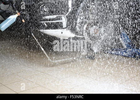 Lavage de voiture la mousse sous pression. Banque D'Images