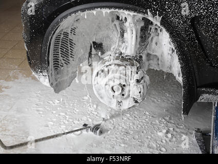 Lavage de voiture la mousse sous pression. Banque D'Images