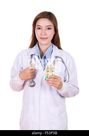 Femme médecin avec pills isolé sur fond blanc Banque D'Images