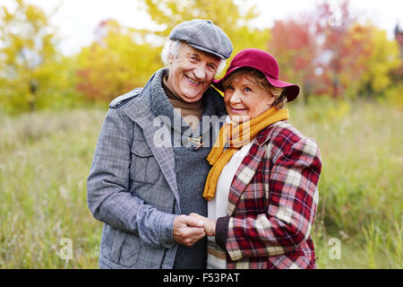 Couple senior positif pour l'appareil photo Banque D'Images