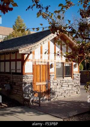 Une vue sur le parc Jardin Japonais au chalet (maison), Public Boffins Innovation Place de Saskatoon, Saskatchewan, Canada. Banque D'Images