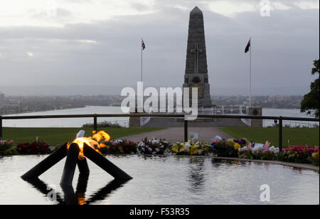 L'éternel mémorial de la guerre des flammes à Kings Park surplombant la rivière Swan à Perth, en Australie occidentale Banque D'Images