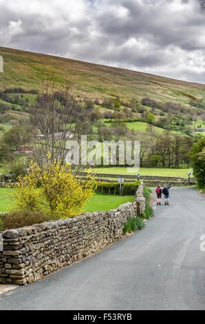 Les marcheurs en Dentdale, dans la région de Cumbria. Banque D'Images