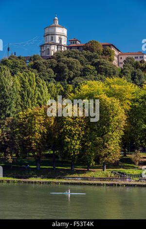 Rivière Po et église Santa Maria del Monte, Turin, Piémont, Italie Banque D'Images