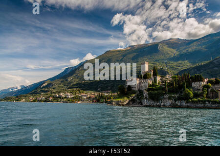 Castello Scaligero vu du lac Garda, Lac de Garde, Vénétie, Italie Banque D'Images