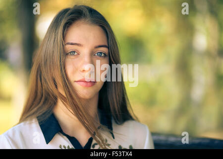 Young smiling woman en appareil photo. Pretty student girl enjoying summer day Banque D'Images