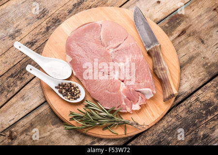 Steak cru avec des herbes et épices autour. Grande tranche de bœuf frais haut voir l'image Banque D'Images