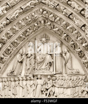 Sculptures en pierre sur l'entrée principale, représentant le Jugement Dernier, Notre Dame Paris, Ile de France, France Banque D'Images