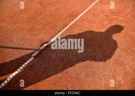 Outil balai pour l'entretien de la cour de tennis en terre battue Banque D'Images