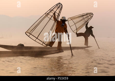 Aviron de pêcheurs avec une jambe, au Lac Inle, Myanmar Banque D'Images
