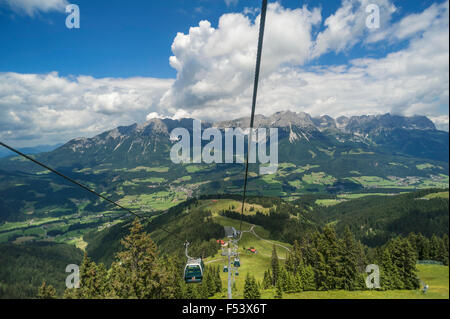 Vue depuis le téléphérique de Brandstadl vers ville et Wilder Kaiser, Scheffau am Wilden Kaiser, Tyrol, Autriche Banque D'Images