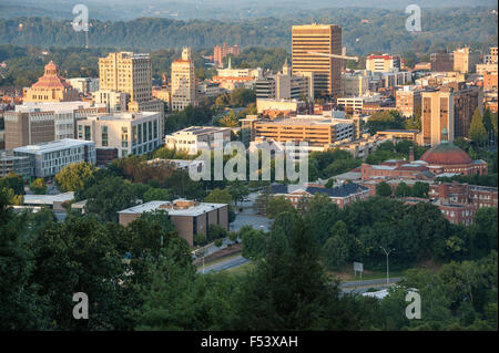 Les feux de l'aube la ville d'Asheville, en Caroline du Nord, niché dans les montagnes Blue Ridge. USA. Banque D'Images