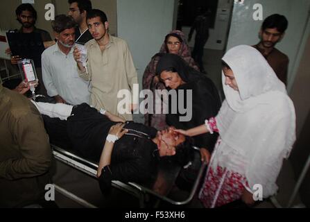 Lahore, Pakistan. 27 Oct, 2015. (NOTE DU RÉDACTEUR : Image contient contenu graphique.) Les blessés traités après un puissant séisme a frappé Rawalpindi. Au moins 350 personnes ont été tuées et plus de 2 000 autres ont été blessées lorsqu'un tremblement de terre de 8,1 sur l'échelle de Richter a frappé le Pakistan le lundi, les médias locaux et a rencontré deux dit. Secousses ont également été ressenties à Kaboul et à New Delhi tout en ampleur 7.6 séisme dans le nord-est de l'Afghanistan, le United States Geological Survey a dit. © Rana Sajid Hussain/Pacific Press/Alamy Live News Banque D'Images