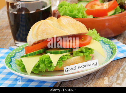 Bonjour carte avec petit-déjeuner composé de rouleau de fromage, salade verte et tasse de café Banque D'Images