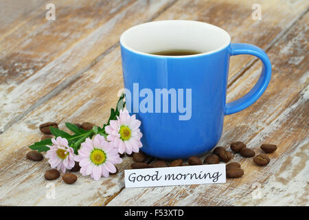 Bonjour carte avec tasse de café, pink daisies with copy space Banque D'Images