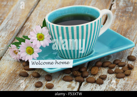 Bienvenue accueil carte avec tasse de café et fleurs daisy rose Banque D'Images