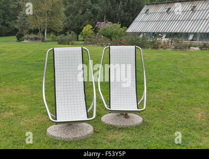 Deux chaises fixes pour les loisirs de plein air libre en face d'émissions Banque D'Images