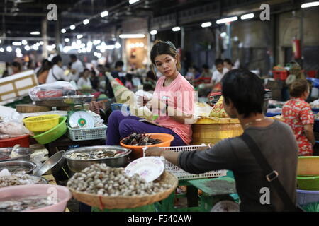 Fish monger sur le marché cambodgien Banque D'Images