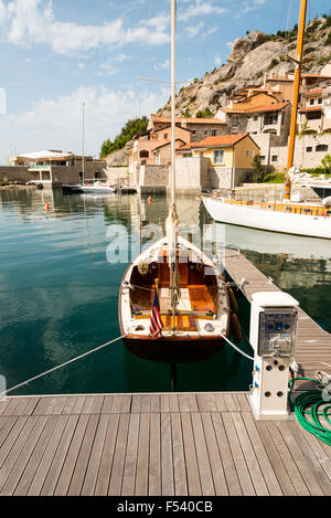 Bateau à voile en bois vintage avec un drapeau américain Banque D'Images