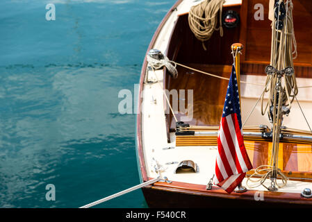 Bateau à voile en bois vintage avec un drapeau américain Banque D'Images