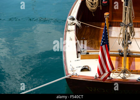 Bateau à voile en bois vintage avec un drapeau américain Banque D'Images