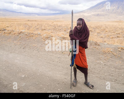 Les jeunes guerriers Massaïs sur la route pour le lac Natron. Ol Doinyo Lengai (Montagne de Dieu dans la langue masaï) dans l'arrière-plan. Banque D'Images