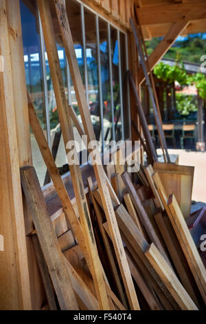 Divers planches en bois dans un atelier de menuiserie Banque D'Images