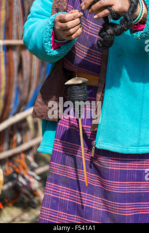 Spinning poil de yack, Pele La col de montagne, Wangdue Phodrang, Bhoutan Banque D'Images