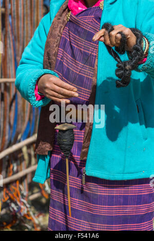 Spinning poil de yack, Pele La col de montagne, Wangdue Phodrang, Bhoutan Banque D'Images