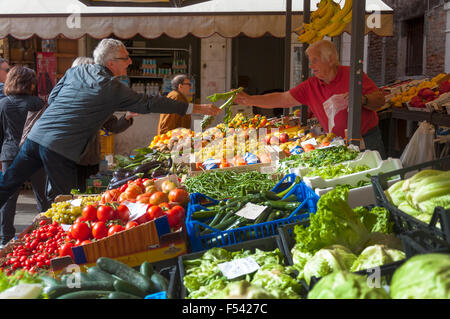 Shopping pour les fruits et légumes frais à l'Erberia la partie végétale de Mercato di Rialto, Venise, Italie Banque D'Images