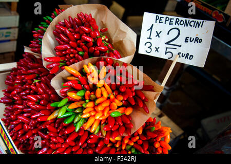 Peperoncini chili peppers en vente au marché du Rialto à Venise, Italie Banque D'Images