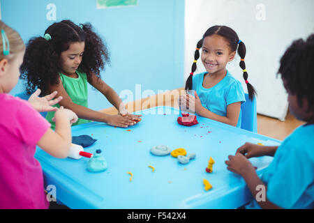 Smiling girls jouant avec de la pâte à modeler Banque D'Images